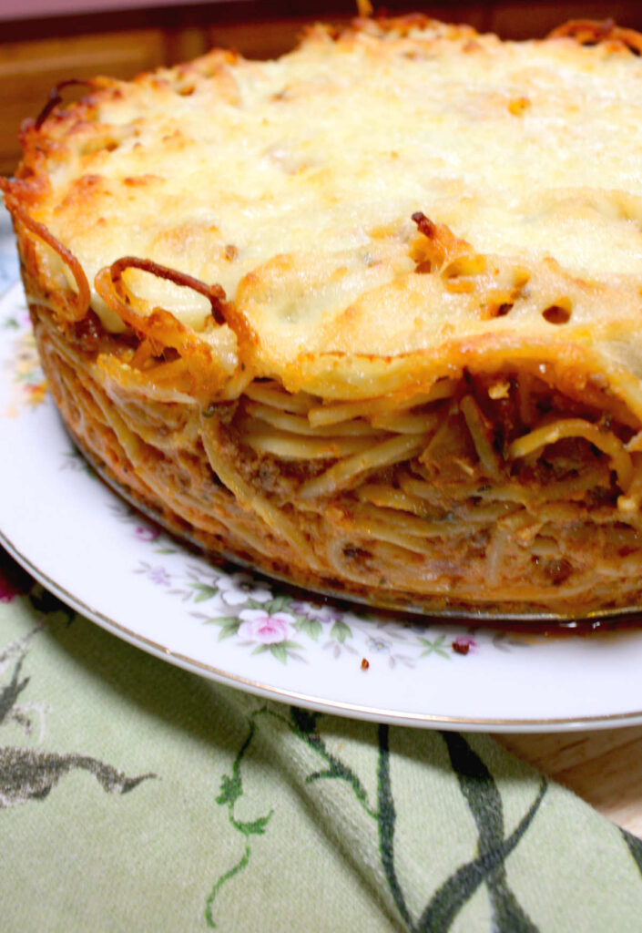 a side view of baked spaghetti pie after the side of the springform pan taken off